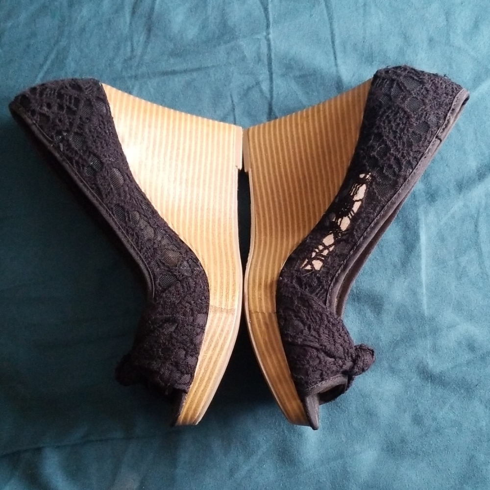 American Eagle lace wedges size 10